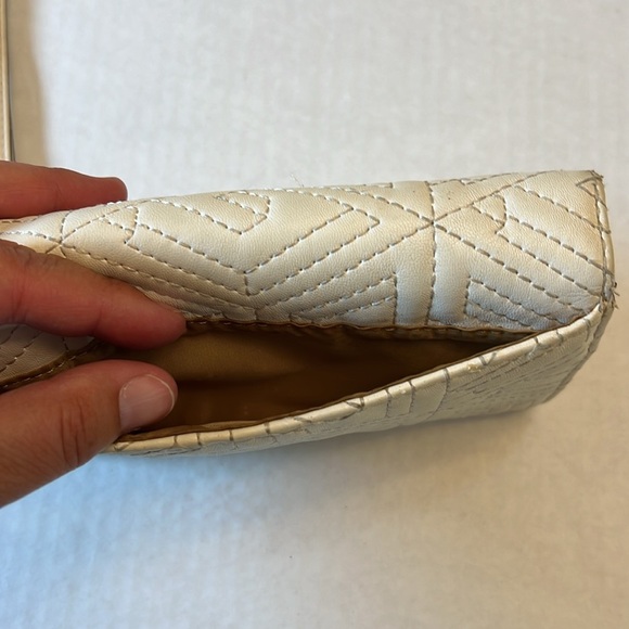 GUESS QUILTED WHITE WALLET - Picture 7 of 16